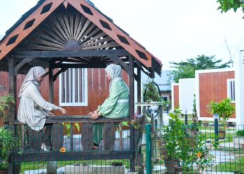 PENGUNJUNG bermain congkak sambil menikmati ketenangan di Country Road Homestay di Kampung Pokok Asam, Simpang Empat, Arau, Perlis, semalam.- UTUSAN/IZLIZAN OTHMAN