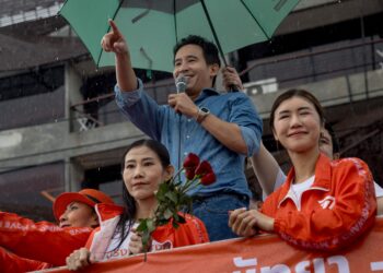 PEMIMPIN Parti Move Forward, Pita Limjaroenrat bercakap kepada penyokongnya di Pattaya, Thailand. - AFP