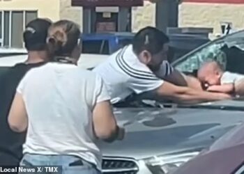TANGKAP layar video menunjukkan bayi diselamatkan selepas terperangkap dalam kereta diparkir di bawah sinar matahari terik. - AGENSI