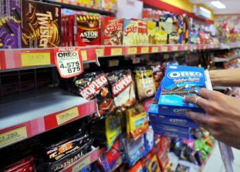 MASYARAKAT dinasihatkan supaya membaca bahan kandungan pada label setiap produk makanan bagi mengetahui kadar gula, lemak dan garam yang terkandung. - AFP