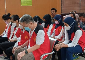 PASANGAN suami isteri dan enam lagi pembantu rumahnya dihukum penjara oleh mahkamah Jakarta Selatan selepas didapati bersalah mendera Siti Khotimah. - AGENSI