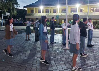 IBU bapa pelajar di Sekolah Menengah Tulungagung, Jawa Timur terkejut apabila koperasi menjual pakaian seragam berharga 2.4 juta rupiah sepasang. - AFP