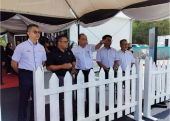 MAHMUD Abbas (tiga, kiri) memberi penerangan kepada Menteri Besar, Datuk Seri Amirudin Shari AMIRUDIN Shari mengenai projek GRIP Kota Puteri, di Gombak, Selangor, semalam. - UTUSAN / MOHAMAD NAUFAL MOHAMAD IDRIS