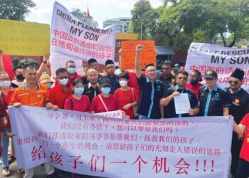 SEBAHAGIAN keluarga mangsa pemerdagangan manusia di Myanmar memohon bantuan Duta Besar China ke Malaysia bagi membawa pulang anak mereka dengan selamat, Oktober tahun lalu.