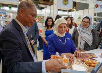 NANCY Shukri diringi Pengasas Herbal Asia, Safina Yaakob (kanan) melawat pameran selepas melancarkan Persidangan dan Pameran Dagangan Herba Asia Ke-16 di Hotel Royale Chulan, Kuala Lumpur, hari ini. - UTUSAN/FARIZ RUSADIO
