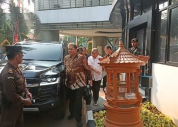 AIRLANGGA Hartarto (dua dari kiri) tiba di Pejabat Peguam Negara di Jakarta kelmarin.-AGENSI
