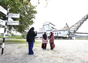 TT5, kapal korek terakhir di Perak di Tanjung Tualang yang dibuka pada 2017 merekodkan kedatangan lebih 300,000 pelancong domestik dan negara luar termasuk China dan Eropah. – UTUSAN/MUHAMAD NAZREEN SYAH MUSTHAFA