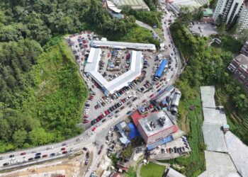 kekurangan parkir di Kea Farm yang menjadi punca kesesakan lalu lintas di Cameron Highlands. 
– UTUSAN/IHSAN REACH