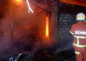 KEBAKARAN yang memusnahkan sebuah rumah di Kampung Sangkir, Kota Belud pagi tadi.-IHSAN BOMBA