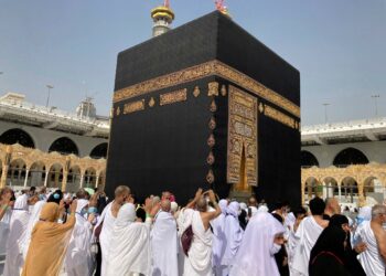RAKYAT Arab Saudi boleh menjemput rakan Islam mereka untuk lakukan umrah menggunakan visa melawat peribadi. - AGENSI