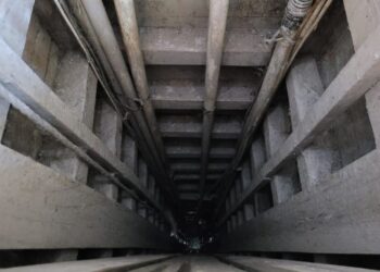 KEADAAN lubang lombong emas yang dimasuki lapan pelombong dan terperangkap sejak Selasa lalu. - AGENSI