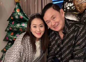 THAKSIN (kanan) bergambar bersama anak perempuannya, Paetongtarn Shinawatra. - AGENSI