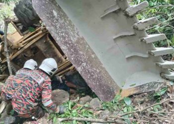 WARGA emas maut dihempap jengkaut di Kampung Rosob, Pitas hari ini.-IHSAN BOMBA