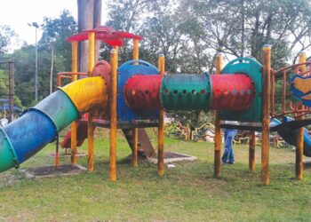 KEADAAN peralatan permainan kanak-kanak yang usang dan tidak selamat di kawasan Taman Rekreasi Tasik Puteri Bukit Besi, Dungun, Terengganu. - UTUSAN/NIK NUR IZZATUL HAZWANI NIK ADNAN