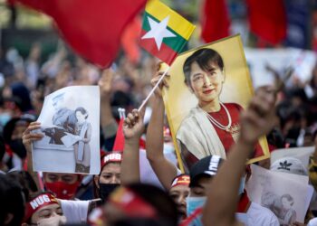 PENUNJUK perasaan memegang potret Aung San Suu Kyi ketika menyertai protes membantah kekerasan tentera di luar Kedutaan Myanmar di Bangkok pada Februari lalu. - AFP
