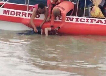 TANGKAP layar video menunjukkan anggota penyelamat menemukan mayat penumpang bot karam di Binangonan, Filipina. - AFP