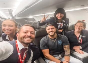 PHIL Stringer (dua dari kiri) bergambar bersama kru kabin ketika menjadi penumpang tunggal penerbangan pesawat American Airlines minggu lalu.-AGENSI