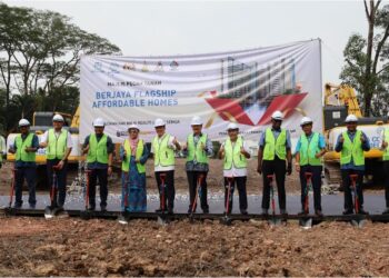 NGA Kor Ming, Vincent Tan melakukan gimik Majlis Pecah Tanah Projek Perumahan Mampu Milik Perdana Berjaya oleh Berjaya Land dan Yayasan My First Home Foundation (YMFH) di Taman Perindustrian Hi-tech Subang. - UTUSAN/FARIZ RUSADIO