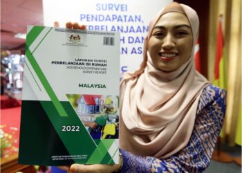 PENJAWAT awam, Tengku Mazlin Tengku Ab Hamid menunjukkan  Laporan Survei Perbelanjaan Isi Rumah Malaysia 2022 di Putrajaya, semalam. – UTUSAN/FAISOL MUSTAFA