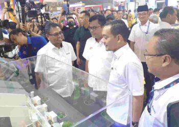 Onn Hafiz (dua kanan) mendengar penerangan berhubung hartanah semasa hadir merasmikan Ekspo Hartanah Johor 2023 di pusat beli belah Angsana Johor Bahru Mall, di sini.