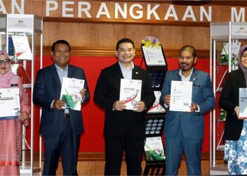 RAFIZI Ramli melancarkan Laporan Survei Pendapatan Isi Rumah Malaysia 2022 di Putrajaya, semalam. – UTUSAN/FAISOL MUSTAFA