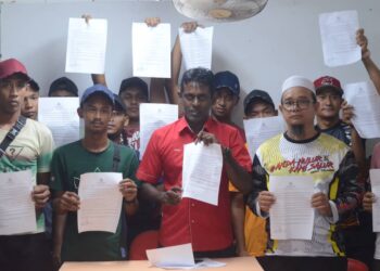 MOHAMMAD IQBAL Kader Gani (tengah) bersama-sama ahli UMNO Cawangan Perai dalam sidang akhbar menyatakan sokongan terhadap pencalonan semula P. Ramasamy di DUN Perai pada PRN akan datang di Butterworth, Pulau Pinang hari ini. - Pic: IQBAL HAMDAN