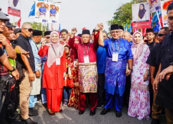 AMIRUDIN Shari (tengah) bersama Megat Zulkarnain Omardin dan Juwairiya Zulkifli.