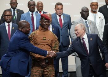 VLADIMIR Putin bersalaman dengan pemimpin dan ketua delegasi benua Afrika pada sidang kemuncak Rusia-Afrika di Saint Petersburg.-AFP