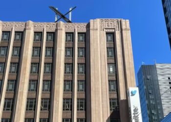 LOGO logam berbentuk X dipasang di atas bangunan pusat bandar yang sebelum ini menempatkan ibu pejabat Twitter di San Francisco.-AGENSI