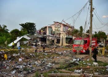 PASUKAN penyelamat memeriksa lokasi kejadian letupan gudang mercun di Sungai Kolok, Narathiwat. - AFP
