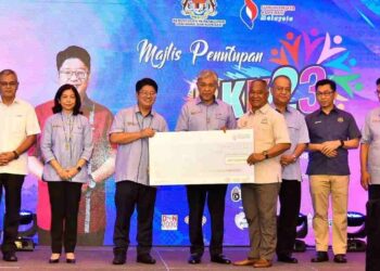 AHMAD Zahid Hamidi (lima kanan) menyampaikan anugerah kepada wakil salah sebuah koperasi di Kota Kinabalu hari ini