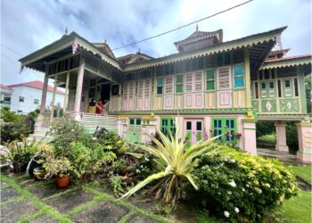 MENANAM pelbagai jenis pokok bunga dan hiasan di sekeliling rumah, mampu mengurangkan kesan cuaca panas di dalam rumah, selain mewujudkan suasana menyegarkan.  – GAMBAR HIASAN