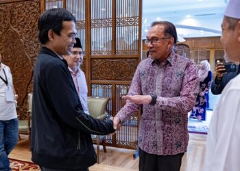 Ustaz Abdul Somad bersalaman dengan Anwar Ibrahim dalam pertemuan singkat di Pejabat Perdana Menteri, Putrajaya hari ini.