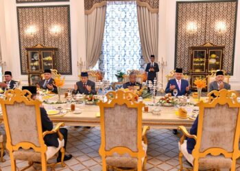 AL-Sultan Abdullah Ri’ayatuddin Al-Mustafa Billah Shah (tengah) berkenan berangkat ke Majlis Santapan Tengah Hari bersama Raja-Raja Melayu di Istana Negara, hari ini. -ihsan FB Istana Negara