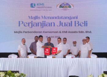 AHMAD Samsuri Mokhtar (empat, kiri) menyaksikan Majlis Menandatangani Perjanjian Jual Beli Tanah untuk pembinaan hospital pakar swasta pertama di Kemaman, Terengganu. - UTUSAN/NIK NUR IZZATUL HAZWANI NIK ADNAN