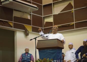 MUHAMMAD Sanusi Md. Nor ketika menyampaikan ucapan sempena Himpunan Munajat Perdana di Dewan Al-Hana Sik. -GAMBAR/PERHUBUNGAN PAS KEDAH