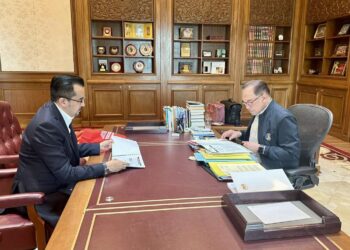ASYRAF Wajdi (kiri) bersama Anwar Ibrahim yang sedang meneliti draf akhir dokumen perjanjian - FB DR. ASYRAF WAJDI DUSUKI