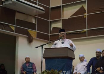 HAMZAH Zainudin ketika berucap pada Himpunan Munajat Perdana di Dewan Al-Hana Sik. -GAMBAR/PERHUBUNGAN PAS KEDAH