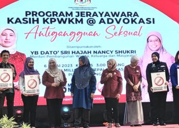 NANCY Shukri (empat dari kanan) ketika hadir menjayakan Program Jerawara Kasih KPWKM @Advokasi Antigangguan Seksual di Kepala Batas, Pulau Pinang hari ini.
