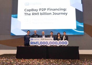 PENGERUSI CapBay, Datuk Seri Mohd. Mokhtar Mohd. Shariff (tiga dari kiri) dan Ketua Pegawai Operasi CapBay, Ang Xing Xian (tiga dari kanan) ketika sambutan pencapaian pembiayaan RM1 bilion CapBay, baru-baru ini.