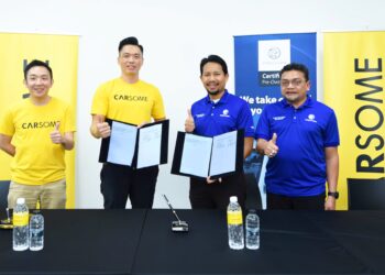 CEO Kumpulan & Pengasas Bersama CARSOME, Eric Cheng (kiri), Pengarah Urusan Negara Carsome, Chris Ang (dua kiri), Ketua Pengurusan Kereta Terpakai Proton Edar, Wan Ahmad Fadzli, (dua kanan) dan Timbalan Ketua Pegawai Eksekutif, PROTON, Roslan Abdullah (kanan) selepas menandatangani perjanjian kerjasama strategik, di sini semalam.