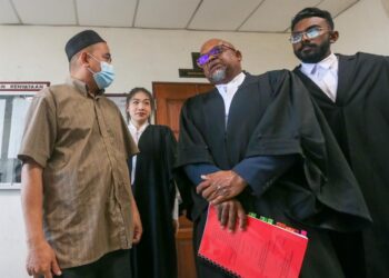 ZAINUREN Mohamed (kiri) bersama barisan peguambelanya di Mahkamah Butterworth, Pulau Pinang hari ini sejurus dibebaskan oleh Mahkamah Tinggi daripada pertuduhan amang seksual fizikal. - Foto: IQBAL HAMDAN
