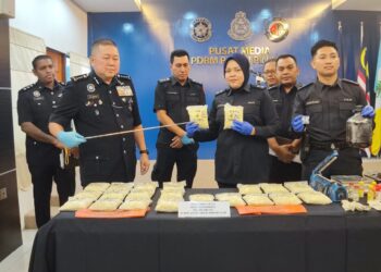 KHAW Kok Chin (dua dari kiri) menunjukkan sebahagian dadah yang dirampas dari satu sindiket dalam sidang akhbar di IPK Pulau Pinang, George Town hari ini. - Pic: IQBAL HAMDAN