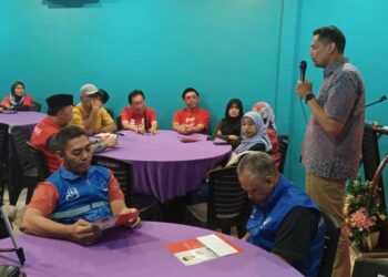 ABDUL MOHSEIN Mohd. Shariff (kanan) ketika ditemui pemberita pada program minum petang bersama media di Telok Ayer Tawar, Butterworth, Pulau Pinang semalam.
