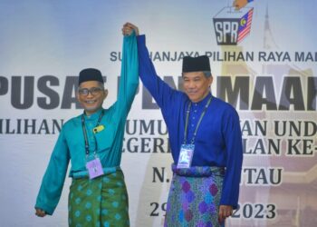 MOHAMAD Hasan dan Rozmal Malakan selepas diumumkan sebagai calon DUN Rantau di Pusat Penamaan Calon DUN Rantau di Sekolah Kebangsaan Bandar Sri Sendayan, Sendayan, Seremban semalam. 
– mingguan/MOHD. SHAHJEHAN MAAMIN