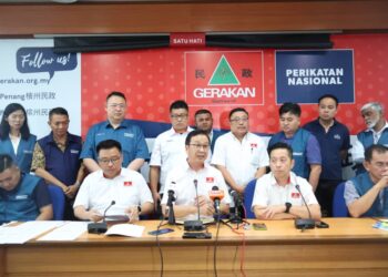 DOMINIC Lau (tengah) bersama-sama calon Gerakan yang akan mewakili PN pada PRN Pulau Pinang pada majlis penyerahan watikah dan akujanji di ibu pejabat Gerakan Pulau Pinang di George Town, hari ini. - Pic: IQBAL HAMDAN