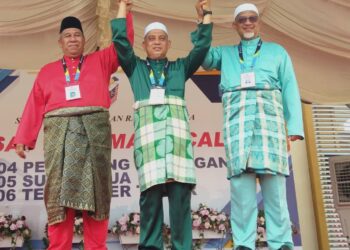 MUHAMMAD Fauzi Yusof (tengah) bersama calon PN, Azmi Alang (Bersatu) (kiri) dan Mohd. Sobri Saleh (Pas) selepas proses penamaan calon PRN-15 di Institut Kemahiran Mara IKM Tasek Gelugor, Pulau Pinang hari ini.