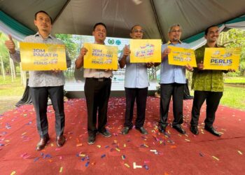 MOHD. Shukri Ramli (tiga dari kiri) merakamkan gambar bersama selepas Majlis Perasmian Fasiliti Pelancongan Stesen Penyelidikan FRIM (SPF) Mata Ayer, Padang Besar, Perlis hari ini. -UTUSAN/ASYRAF MUHAMMAD