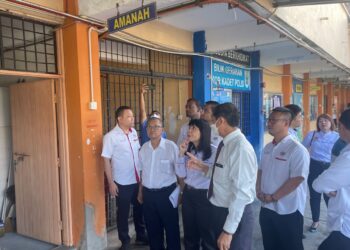 LIM Hui Ying (tengah) ketika mengadakan lawatan di SMK Bagan Jaya, Butterworth, Pulau Pinang hari ini. - Pix: SITI NUR MAS ERAH AMRAN
