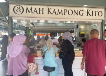 PENIAGA kedai emas nelayan pelanggan yang memilih barang kemas di Pasar Siti Khadijah Kota Bharu Kelantan hari ini.- UTUSAN/ROSLIZA MOHAMED